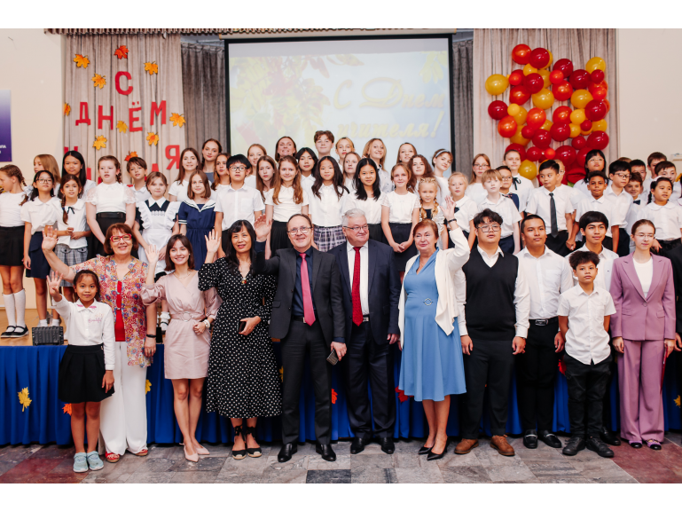 Ngày Nhà giáo đã được kỷ niệm trọng thể tại Trường trung học phổ thông trực thuộc Đại sứ quán Nga tại Hà Nội