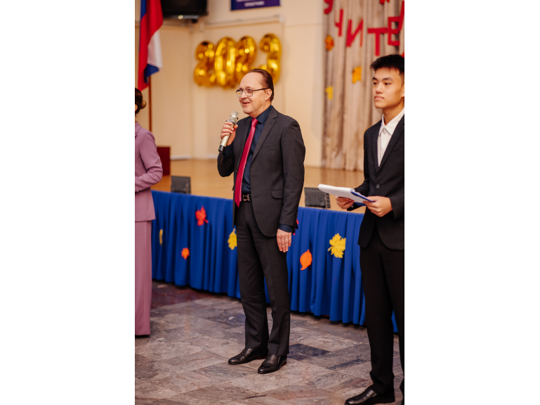 Ngày Nhà giáo đã được kỷ niệm trọng thể tại Trường trung học phổ thông trực thuộc Đại sứ quán Nga tại Hà Nội