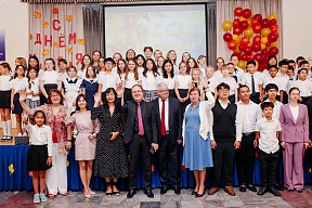 В школе при Посольстве в Ханое торжественно отметили День учителя