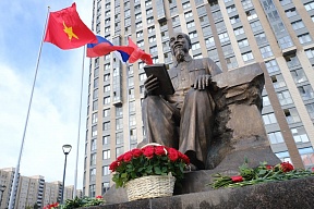 Первый заместитель Министра иностранных дел Вьетнама возложил цветы к памятнику Хо Ши Мину в Санкт Петербурге